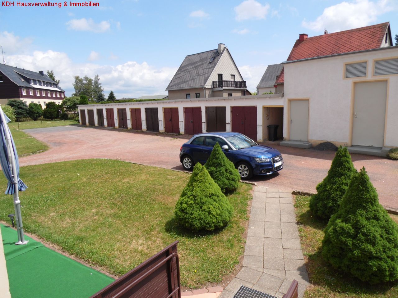 Garagenkomplex auf dem Grundstück